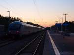 Abendlicher Blick �ber den Bahnhof von Binz Richtung Sonnenuntergang am ...