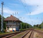 Blick auf das Binzer Stellwerk, die Bahnhofseinfahrt aus Richtung Prora ...