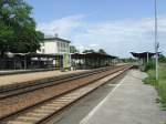 Der ruhige Bahnhof von Kaufering am 08.06.2009.  ...