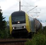 ER 20 003 zieht am 077.06.09 einen Kesselwagenzug durch Muldenstein ...