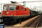 re-4-4-ii-re-420 11250 Re 4/4 mit IR-zug Interlaken-Ost-Z�rich Flughafen auf Bahnhof Spiez am 27-07-1995. Bild und scan: Date Jan de Vries.