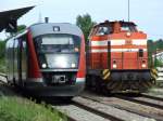 Eine Diesellokomotive der Augsburger Localbahn passiert einen VT 642, der ...