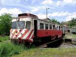 Linha do Vouga Auf der alten Drehscheibe, im entlegensten Winkel des Bahnhofsgel�ndes von Sernada, schl�ft Triebwagen 9305 seinen Dornr�schenschlaf. Es ist aber kein Prinz in Sicht, der ihn wachk�ssen k�nnte (12. Mai 2009).