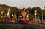 Rugensche Baderbahn - Rasender Roland Im letzten Sonnenlicht des Tages setzt 99 4011-5 die Fahrt mit ihrem P 114 aus G�hren Richtung Putbus fort. Aufgenommen bei der Ausfahrt aus Binz LB am 30.05.09.