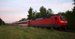 BR 120 120 108-6 steht am Abend des 30.05.09 mit dem Leerpark des EC 378 aus Wien S�dbahnhof Bstg. 1-9 kalt auf dem einzigen genutzten Abstellgleis im Ostseebad Binz und genie�t dort ihre Nachtruhe, bevor es Morgenfr�h als EC 379 Brno hl.n. geht.