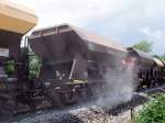 guterwagen Schotterwagen(80819720608-5) beim einschottern des Gleisbettes auf der Innkreisbahn bei Mehrnbach; 090611