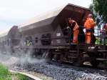 Gezielt dosiert wird der Granit aus dem Schotterwagen(80819720608-5);090611  ...