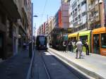 Strasenbahn Santa Cruz de Tenerife Reger Betrieb an der Hst 'Teatro Guimera' im Stadtzentrum von Santa Cruz de Tenerife. Die Tw verkehren im 5 - Minuten - Takt und sind gut gef�llt. (Mai 2009)   
