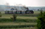 br-93 93.1420 dampft mit ihrem Nostalgiesonderzug von Ernstbrunn nach Korneuburg. Die Aufnahme entstand zwischen Harmannsdorf-R�ckersdorf und Stetten, am 06.06.2009 bei nicht optimalen Wetterverh�ltnissen, Sekunden danach begann es zu sch�tten.