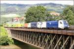 wiener-lokalbahnen-ag WLB Tandem, bestehend aus ES64 U2-021 & 035 fahren mit dem Containerzug 61451 �ber die Murbr�cke in Leoben.
28.05.2009