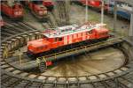 br-1020 Anl�sslich der Feierlichkeiten '100 Jahre Tauernbahn' gab es am 6.6.2009 eine Lokparade im Villacher Heizhaus.Hier pr�sentiert sich gerade die Lienzer 1020 018 auf der Drehscheibe. 
