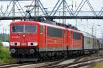 BR 155 der Zwillingspack 155 036+037 bei der Durchfahrt durch den Bf Stralsund Richtung Mukran am 09.06.09