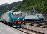Die E 464 033 mit einem Nahverkehrszug und die E ...