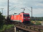 152 093-1 mit Kesselwagenzug kurz hinter der Mainbr�cke zwischen dem ...