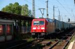 185 338 zieht am 13.06.09 einen LKW-Walter durch Naumburg(Saale) Richtung ...