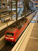 Blick in das Untergeschoss des Berliner Hbf mit 120 145-8 ...