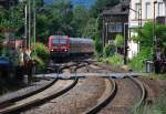 Hauptbahnromantik (Mittelrheintal). RB 15533 mit 143 198-0 kommt um die ...