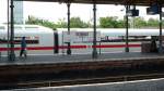 Bahnhof Ostkreuz. Im Hintergrund sieht man einen ICE 1 entlang ...