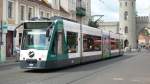 Eine Combino Stra�enbahn steht an der Haltestelle, nachdem sie das ...