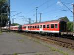 Eine ganze Reihe alter N-Wagen (rot), fahren am 13.06. 09, eingereiht ...