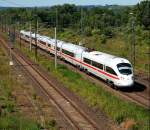 Ein ICE-T der BR 411 braust am 13.06.09 unter unserem ...