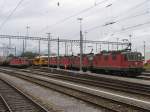 11278 und drei weitere Maschinen mit eine G�terzug auf Bahnhof ...