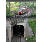 S-Bahn Stuttgart Eine Bahn der Linie S5 auf zwischen Kornwestheim und Stuttgart-Zuffenhausen. 

Die S-Bahngleise gehen hier von der Mittellage zwischen den Fern- und Regionalbahngleise (Richtungsbetrieb)auf eine westliche Seitenlage �ber (Linienbetrieb). Das in Richtung Stuttgart f�hrende Fern- und Regionalbahngleis unterf�hrt dazu die S-Bahngleise. Ich habe das Bild nochmals partiell nachgesch�rft nach der Kritik von Markus. 11.06.2009 (Matthias)