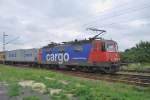 Re 421 386-4 ist mit einem planm��igen Containerzug auf der ...