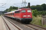 110 449-6 mit Regio Wagen durchfuhr am 12.05.2009 den Bahnhof ...