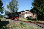 BR 99 Bei der Ausfahrt aus dem Bahnhof passiert 99 1574-5 das M�gelner Heizhaus, 13.06.2009.
