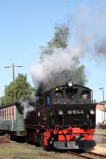 BR 99 99 1574-5 steht am Morgen des 13.06.2009 mit ihrem Personenzug im Bahnhof M�geln bereit zur Abfahrt nach Oschatz.