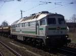 W232-09 der ITL warten mit einem Schotterzug in Gransee an ...