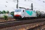 BR 186 �ber die superschicke E-186 142 der ITL habe ich mit am heutigen 10.06.2009 besonders gefreut. Mit Werbe- oder Dispoloks sind wir un unseren Breitengraden nicht gerade verw�hnt, da l��t eine solch farbfrohe Lok schon Begeisterung aus. Sie kam mit einem Zug Kesselwagen aus �stlicher Richtung. Hier aun der Einfahrt zum Bahnhof Bielefeld-Brackwede.