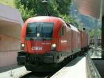 1116 106-4 mit einem Containerzug bei der Durchfahrt im 
Bhf.Feldkirch ...