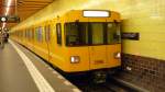 Ein Zug der Linie U6 steht in Tempelhof.  ...