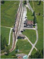 strecke-berninabahn-sm-ti R1656 legt einen Halt ein in Cavaglia, fotografiert von der Alp Gr�m aus, wo er 20 Minuten sp�ter eintrifft. (18.06.2009)