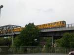 U-Bahn Berlin U-Bahnlinie 1 nach S+U Bahnhof Warschauer Stra�e nahe vom U-Bahnhof M�ckernbr�cke.
