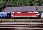 br-1014 Am 13. Juni 2009 ruhte sich die 1014 005-1 neben einem blauben Waggon in M�rzzuschlag aus. 