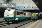 BR 151 151004-9 steht mit Tandemlok abfahrtsbereit in Prag hl.n. Rechts dahinter steht eine 111007-7 ebenfalls zur Abfahrt bereit. 18.6.09