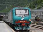 Die E 464 wartet mit ihrem Nahverkehrszug am 06.11.2009 auf ...
