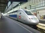 Ein TGV Pos steht zur weiterfahrt bereit im HBF Stuttgart. ...