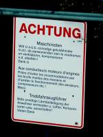 Nette Bahn, dieses Schild h�ngt an einem Oberleitungsmast vor der ...