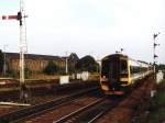 158 738 und 150 644 mit Zug Dunblane-Edinburgh auf Bahnhof ...