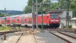 Doppelstock-Zwischenwagen BR 146.2 mit Bombardier Doppelstockwagen kommt den Berg hinaufgekrochen, um in Sonneberg einzufahren. RE 4978 aus N�rnberg f�hrt nach 13 Minuten Aufenthalt als RE 4981 wieder zur�ck in die fr�nkische Stadt.