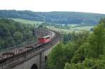 BR 155 Br 155 mit einem Rungenwagenzug (ungew�hnliche Beladung)bei der �berquerung des Bekeviaduktes kurz hinter Altenbeken.