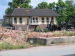 Das Stellwer von Grevesm�hlen steht nun hinter dem abgebrannten Speicher. ...