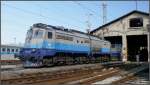 BR 1061 1061 101 vor einem Depot in Rijeka. Aus dem Unterstand blickt eine baugleiche Lok mit einem moderneren Wagenkasten hervor. (12.06.2009)