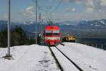 AB Appenzeller Bahnen Die Kurze Verschnaufpause ohne Zahnrad in der Haltestelle Kreuzstarsse ist vorbei, und der Pendelzug mit ABt 117 setzt die Talfahrt nach Altst�tten fort. (22.3.2008) 