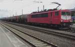 BR 155 155 214-0, als einzige noch in altem Look mit Latz, sowie Betriebsnummer und DB Keks unter dem Fenster unterweges. Hier mit Kesselwagenzug in Eichenberg am 20.06.2009.