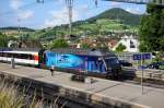 re-460-werbeloks Re 460 051-6 'info 166...'. Einfahrt in den Bhf. Frick am 25.6.2009 p�nktlich um 19:06 Uhr. Im Hintergrund der Frickberg. 